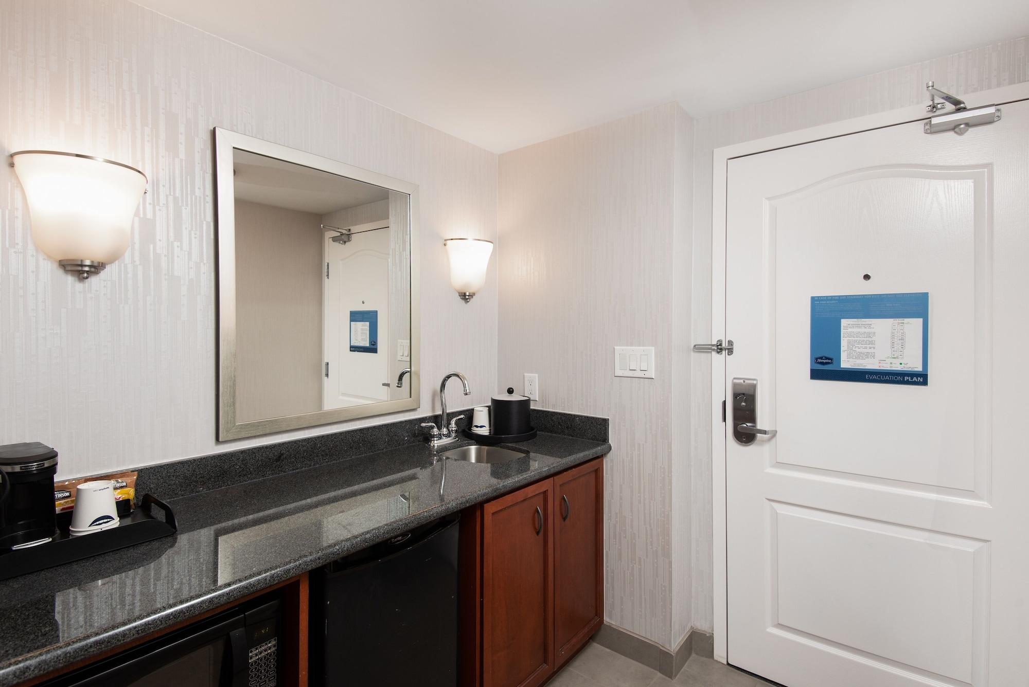 Hampton Inn & Suites By Hilton Barrie Exterior photo