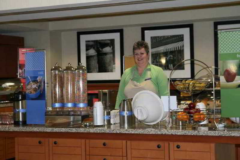 Hampton Inn & Suites By Hilton Barrie Restaurant photo