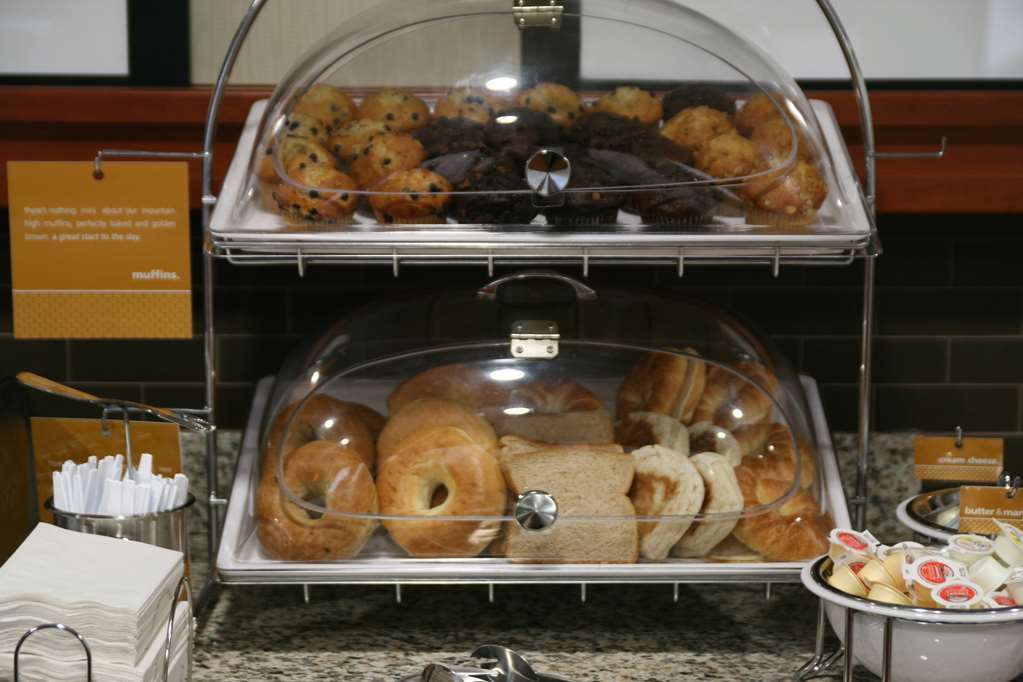 Hampton Inn & Suites By Hilton Barrie Restaurant photo