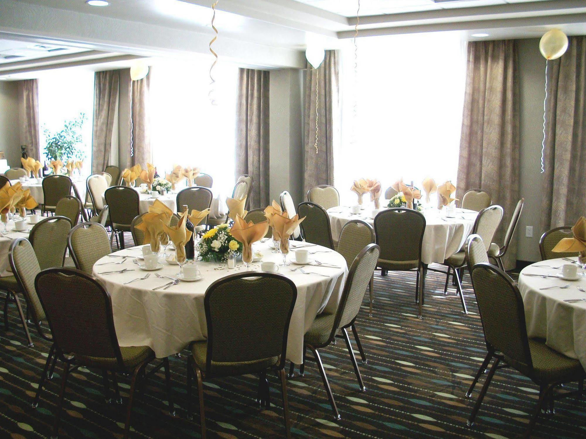 Hampton Inn & Suites By Hilton Barrie Restaurant photo